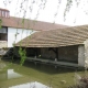 Maison Rouge-lavoir dans hameau Courtevroust